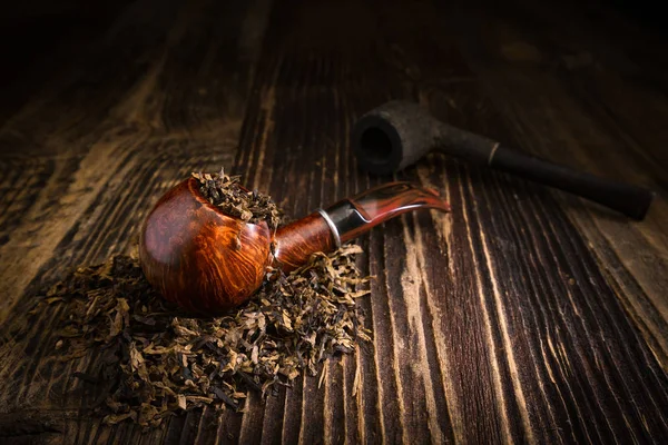 Курильна труба з листям тютюну — стокове фото