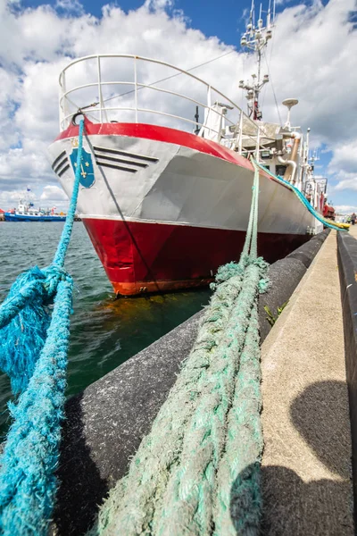 Velho Barco Pesca Porto Amarrado Com Cordas — Fotografia de Stock