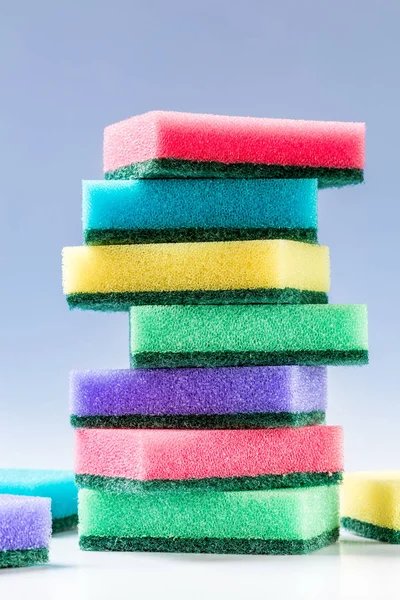Ongebruikte kleurrijke sponzen voor het afwassen van vaatwerk Rechtenvrije Stockafbeeldingen