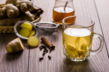 Çayla hayat devam ediyor. Zencefil, bal ve limonlu doğal bitki çayı..