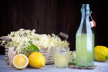 Zenci Sambucus 'tan şurup.