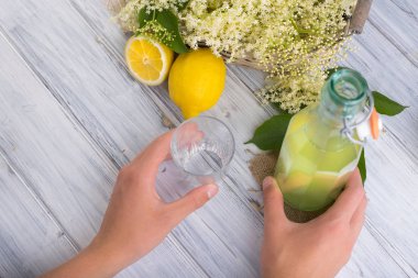 Zenci Sambucus 'tan şurup.