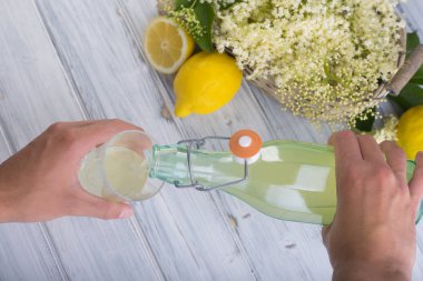 Zenci Sambucus 'tan şurup.