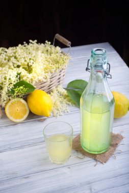 Zenci Sambucus 'tan şurup.