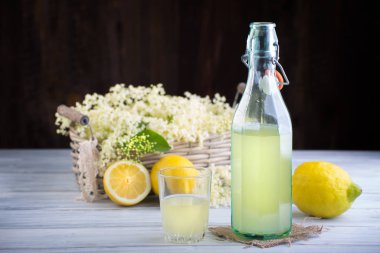 Zenci Sambucus 'tan şurup.