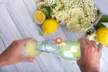 Zenci Sambucus 'tan şurup.