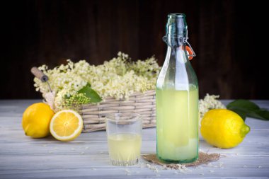 Zenci Sambucus 'tan şurup.