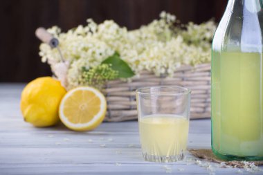 Zenci Sambucus 'tan şurup.