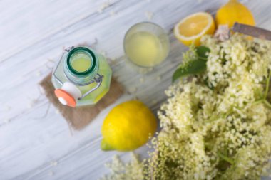 Zenci Sambucus 'tan şurup.