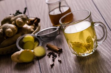 Çayla hayat devam ediyor. Zencefil, bal ve limonlu doğal bitki çayı..