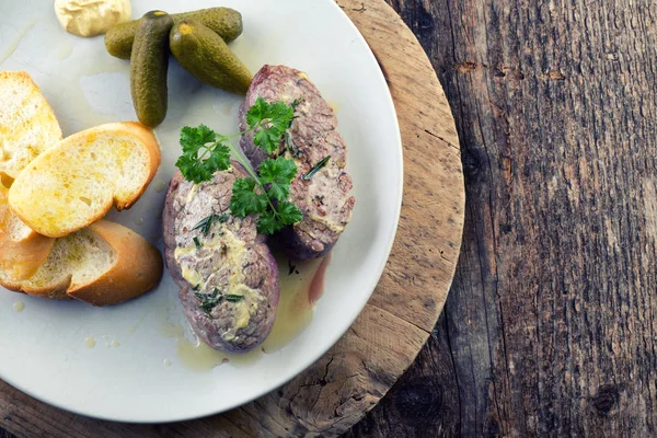 Carne de res con romero y baguette — Foto de Stock