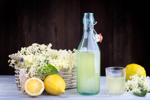 Zenci Sambucus 'tan şurup.