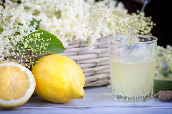 Zenci Sambucus 'tan şurup.