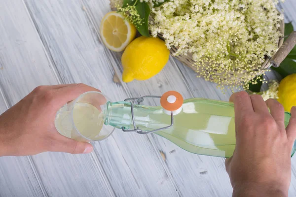 Zenci Sambucus 'tan şurup.