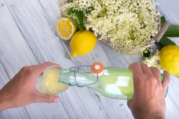 Zenci Sambucus 'tan şurup.