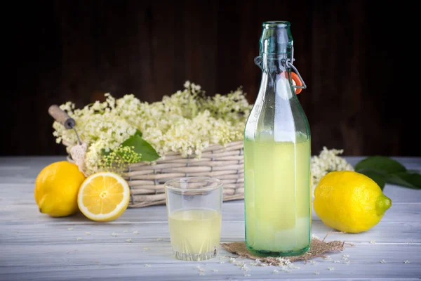 Zenci Sambucus 'tan şurup.