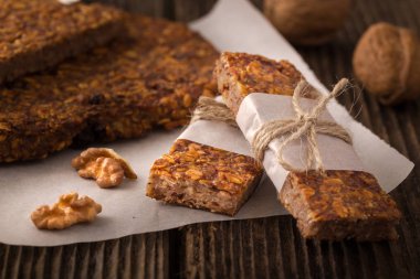 Kuru üzüm ve fındıklı gevrek çubukları.