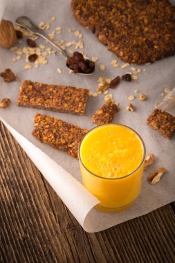 Kuru üzüm, fındık ve portakal suyu ile mısır gevreği..