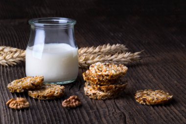 Kuru üzüm ve fındıklı mısır gevreği.