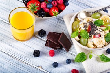 Bir kase taze meyve. Böğürtlen; ahududu; yaban mersini.