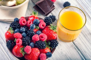 Bir kase taze meyve. Böğürtlen; ahududu; yaban mersini.