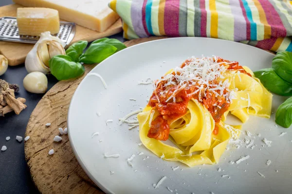 Fresh pasta with tomato sauce — Stock Photo, Image