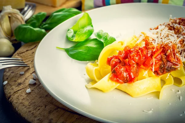 Fresh pasta with tomato sauce. — Stock Photo, Image