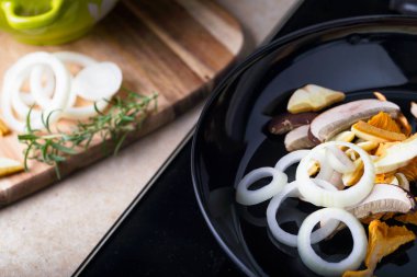 Frying pan with boletus, chanterelle and onion