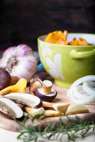 Boleto affettato con finferli e cipolla. Funghi di cottura — Foto Stock