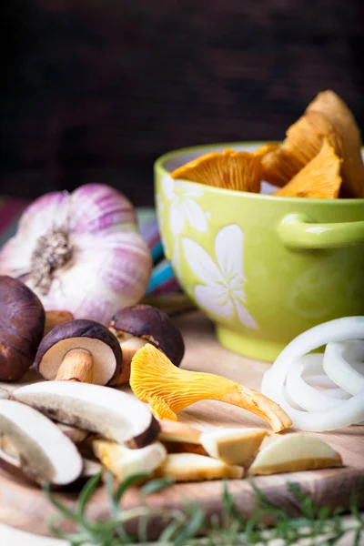 Boleto affettato con finferli e cipolla. Funghi di cottura — Foto Stock