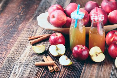Taze organik elma suyu