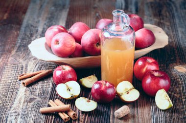 Taze organik elma suyu