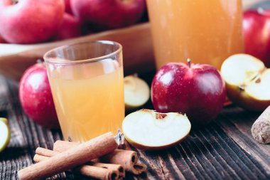 Taze organik elma suyu