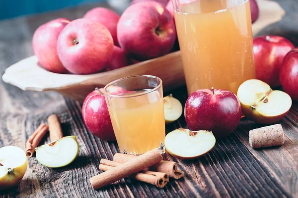 Свежий органический яблочный сок — стоковое фото