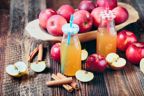 Свежий органический яблочный сок — стоковое фото