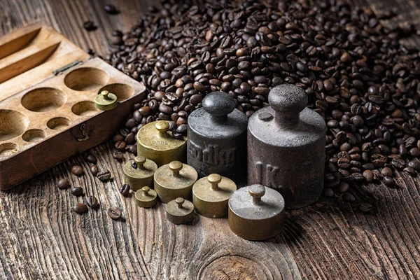Metallgewichte mit Kaffeebohnen — Stockfoto