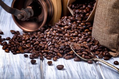 Kahve çekirdekli ve öğütücülü jüt torbaları.