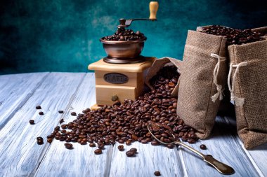 Kahve çekirdekli ve öğütücülü jüt torbaları.