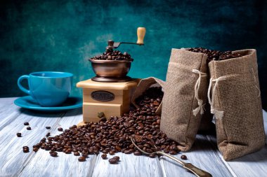 Kahve çekirdekli ve öğütücülü jüt torbaları.