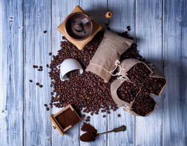 Kahve çekirdekli ve öğütücülü jüt torbaları.