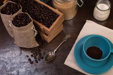 Bir fincan kahve ve jüt torbası, ahşap kap, kamış şekeri