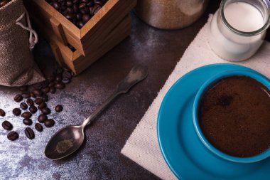 Kahve çekirdekli ve sütlü kahve.