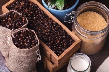 Kahve çekirdekli jüt torbaları, süt ve şeker.