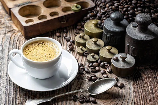 Taza de café con pesos metálicos — Foto de Stock