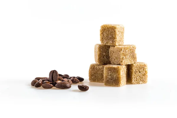 Cubos de açúcar e grãos de café — Fotografia de Stock