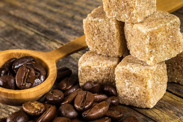 Granos de café con azúcar de caña —  Fotos de Stock