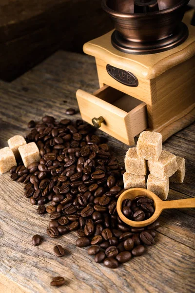Granos de café con molinillo — Foto de Stock
