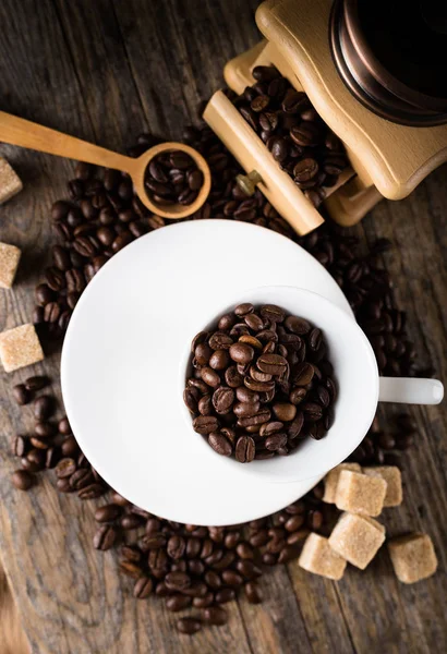 Granos de café con molinillo y taza de café — Foto de Stock