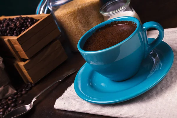 Tazza di caffè e sacchetti di iuta, contenitore di legno, zucchero di canna — Foto Stock