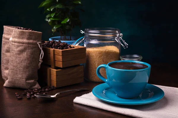 Taza de café y bolsas de yute, contenedor de madera, azúcar de caña — Foto de Stock